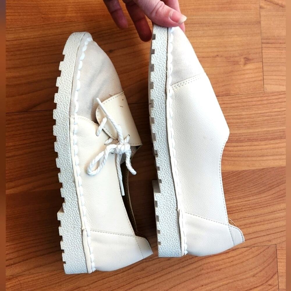 White Statement Sneakers Unique sz9.5 EUC